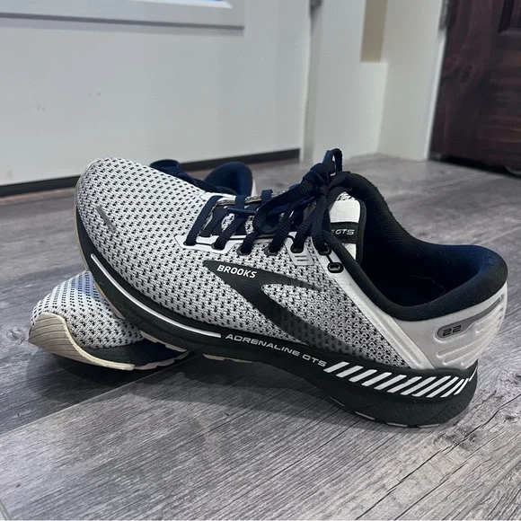 Brooks Adrenaline GTS 22 Size 9 Running Shoes - Picture 4 of 6